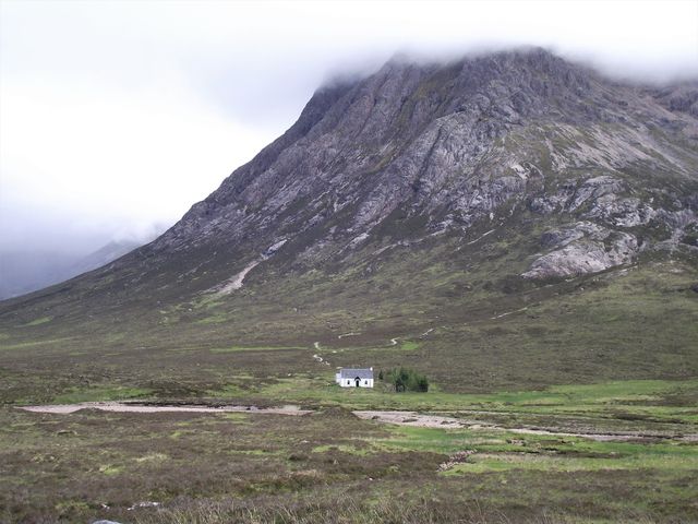 Glencoe, waar het bloedbad van de MacDonalds plaatsvond op 13 februari 1692. Achterdertig mannen van de Clan MacDonald werden gedood door de Campbells (of enkel regeringstroepen, hier is discussie over). De moordpartij strekte zich uit over de hele vallei van Glencoe.