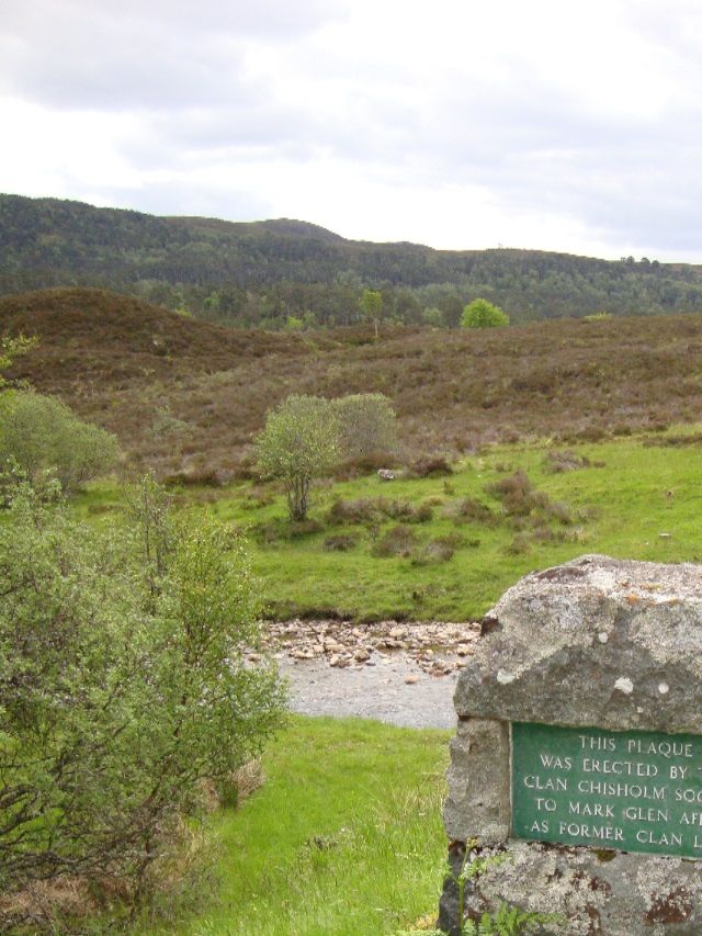 Monument in Glen Affric bij Cannich, het voormalige clangebied van de Chisholms.