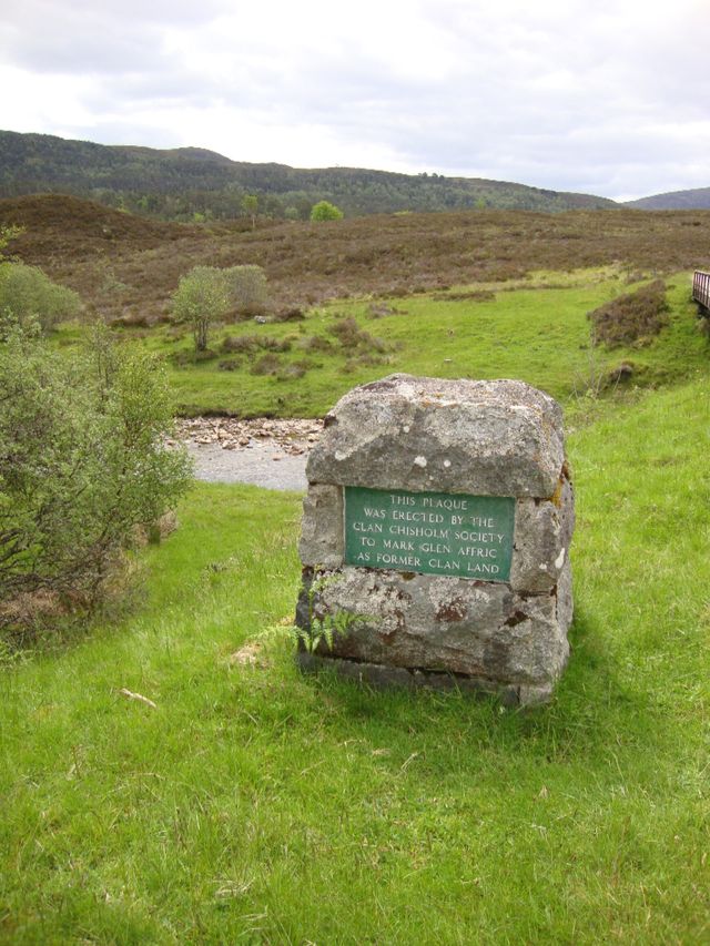 Monument in Glen Affric bij Cannich, het voormalige clangebied van de Chisholms.